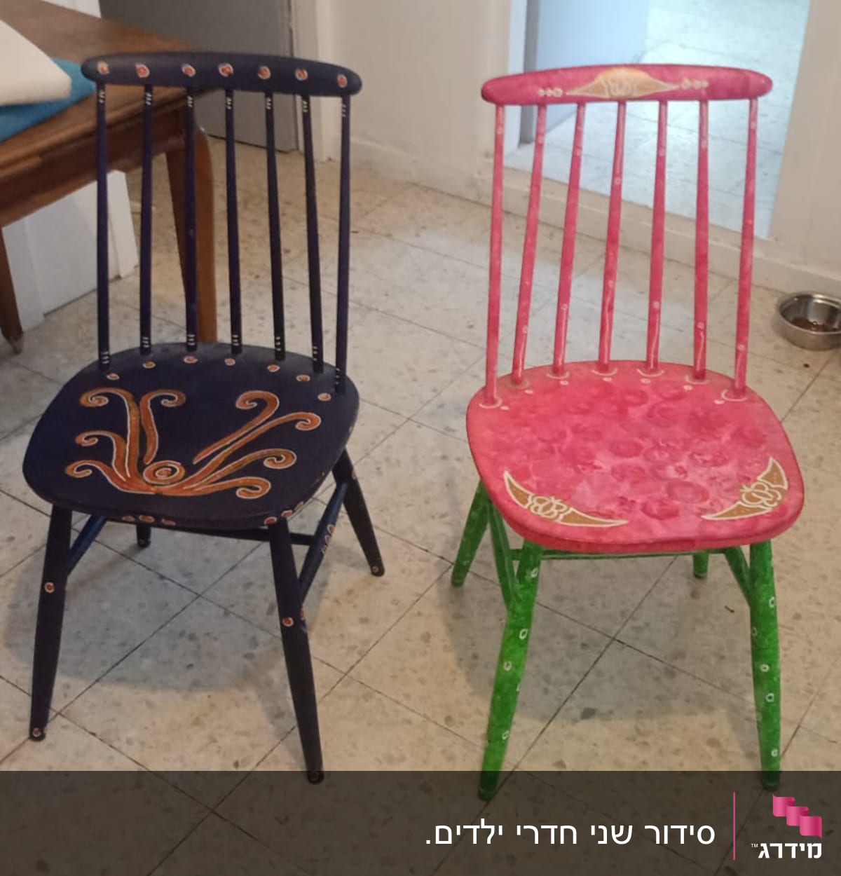 שני כיסאות מעוצבים בצבעים שונים על רצפת אריחים